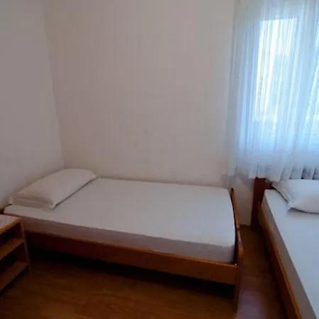 Vera Nečujam